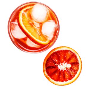 Glas von oben mit Eiswürfeln und Orangenscheibe