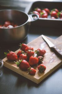 Erdbeeren auf Holzbrett mit Messer