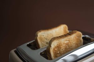 Toaster mit 2 getoasteten Toastscheiben